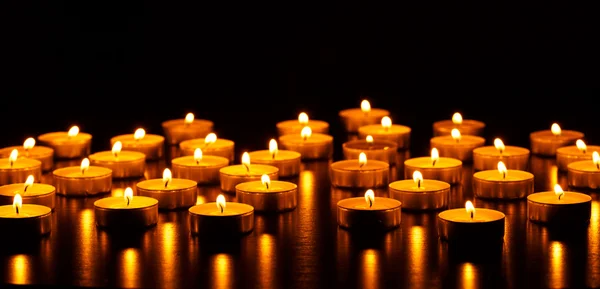 Hořící svíčky s malou hloubkou ostrosti — Stock fotografie