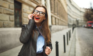 Akıllı pho konuşurken sokakta yürürken işkadını