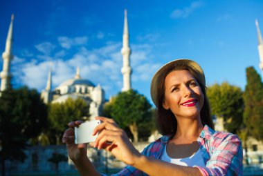 Selfie Bl arka plan üzerinde smartphone yapma kız