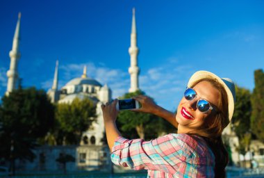 Sultanahmet Camii, Istanb yakınındaki smartphone fotoğraf yapma kız