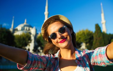Selfie Bl arka plan üzerinde smartphone yapma kız