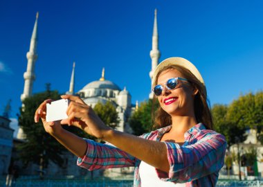 Selfie Bl arka plan üzerinde smartphone yapma kız