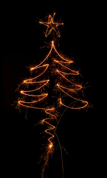 Kerstboom gemaakt door sparkler op een zwart — Stockfoto