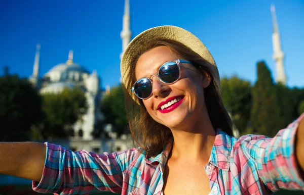 Selfie Bl arka plan üzerinde smartphone yapma kız