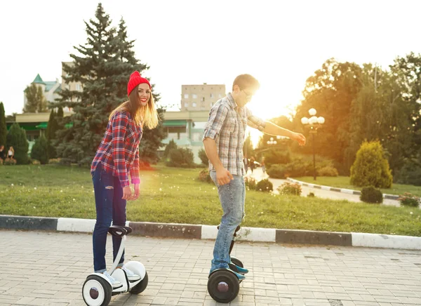 Jovem casal equitação hoverboard — Fotografia de Stock