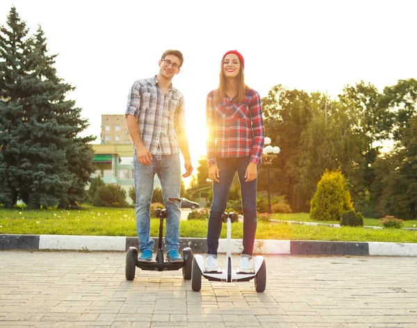 Jong koppel paardrijden hoverboard — Stockfoto