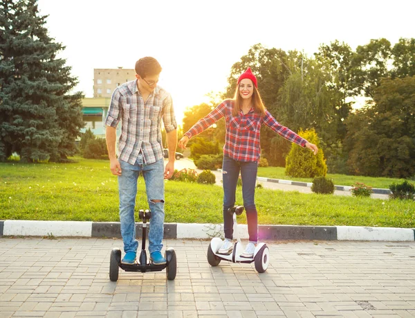 Jong koppel paardrijden hoverboard — Stockfoto