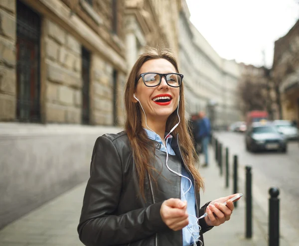 Zakenvrouw onderaan de straat loopt tijdens het gesprek op slimme pho — Stockfoto