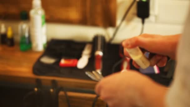 Peluquero profesional desinfectando sus instrumentos — Vídeos de Stock