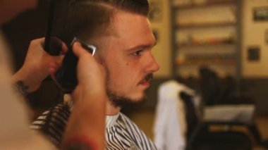 Kuaför berber içinde çekici adamın saç kesimi yapma