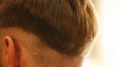 Kuaför berber içinde çekici adamın saç kesimi yapma