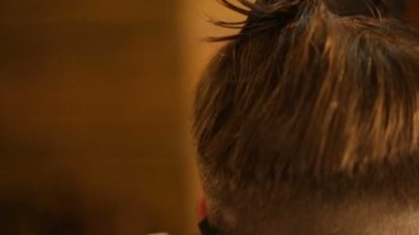 Kuaför berber içinde çekici adamın saç kesimi yapma