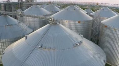 Uçuş tahıl ambarları ve yaz - hava anket asansörlerde yukarıda