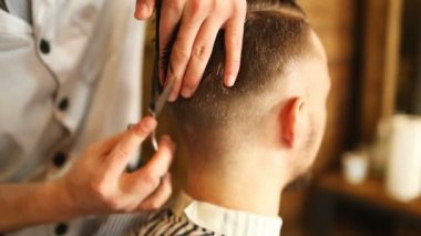 Kuaför berber içinde çekici adamın saç kesimi yapma