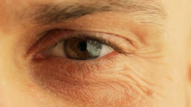 Красивый мужской глаз крупный план — стоковое видео