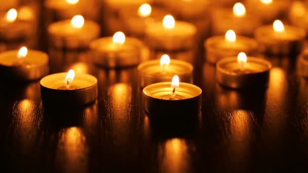 Brennende Kerzen mit geringer Schärfentiefe — Stockvideo
