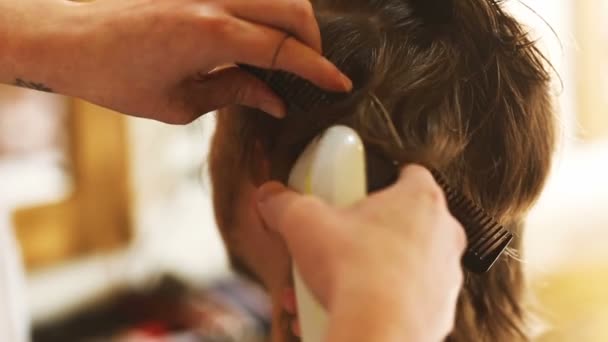 Barbeiro fazendo corte de cabelo de homem atraente na barbearia — Vídeo de Stock