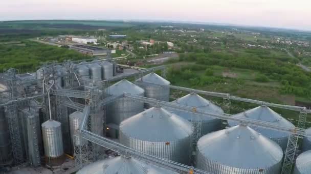 Vlucht boven graanschuren en liften in de zomer - luchtfoto enquête — Stockvideo