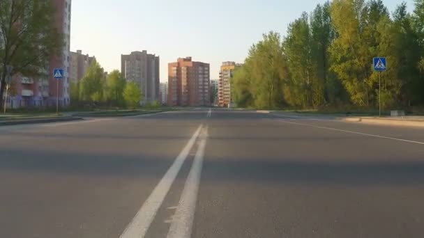 Vliegen langs de weg in de buurt van de appartement-woningen - luchtfoto enquête — Stockvideo