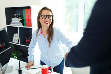 Modern iş kadını ile kol için el sıkışma genişletilmiş