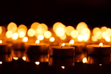 yanan mumlar ile sığ derinlik-in tarla