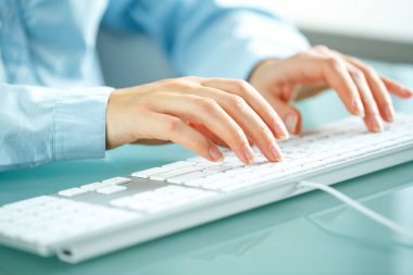 Klavyede yazarak işçisi kadın ofis