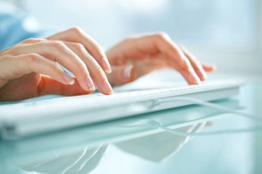Klavyede yazarak işçisi kadın ofis