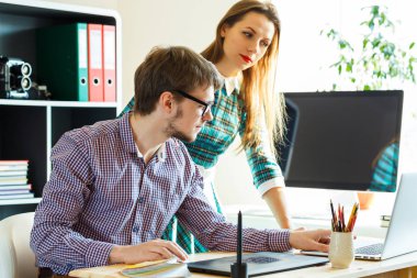 Güzel genç kadın ve ev ofisindeki çalışan adam