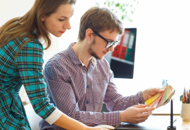 Genç meslektaşım bir renk boya paleti için evde ofis arıyorum,