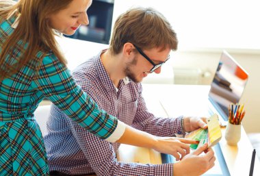 Genç meslektaşım bir renk boya paleti için evde ofis arıyorum,