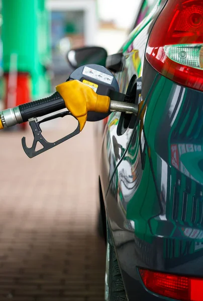Rifornimento di auto su un distributore di benzina da vicino — Foto Stock