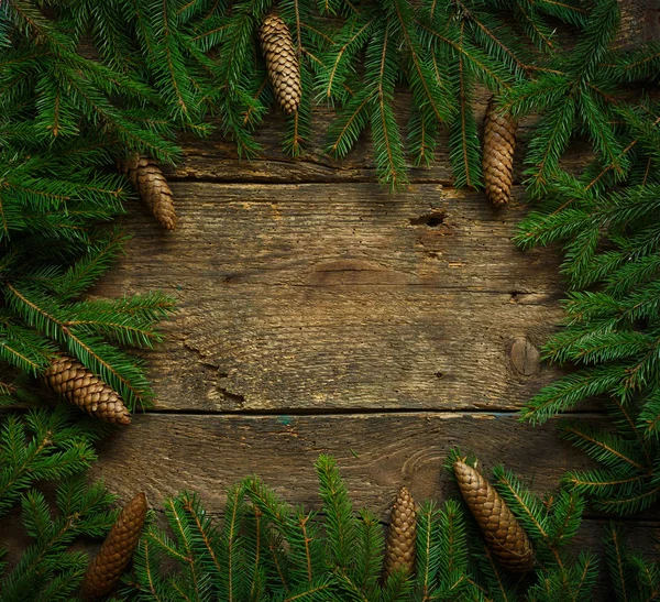 Ramas de árbol de Navidad con conos en textura de madera listo para y — Foto de Stock