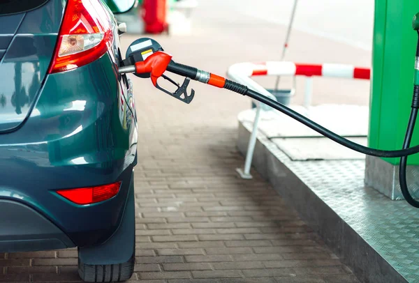 Bir benzin istasyonunda yakıt ikmali araba yakın çekim — Stok fotoğraf