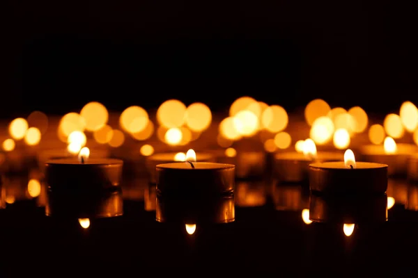 Queimando velas com profundidade rasa de campo — Fotografia de Stock