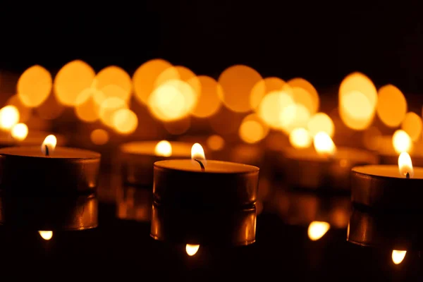 Палаючі свічки з невеликою глибиною різкості — стокове фото
