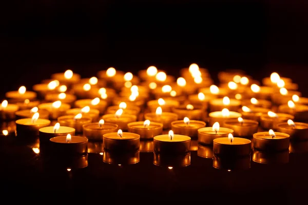 Queimando velas com profundidade rasa de campo — Fotografia de Stock