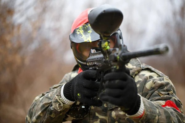 Paintball sport spelare bär skyddande mask och sikte pistol — Stockfoto