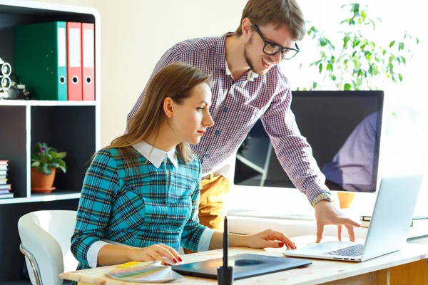 Belle jeune femme et homme travaillant depuis le bureau à domicile — Photo