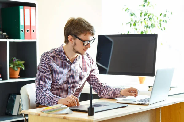 Künstler zeichnet etwas auf Grafik-Tablet im Home Office — Stockfoto