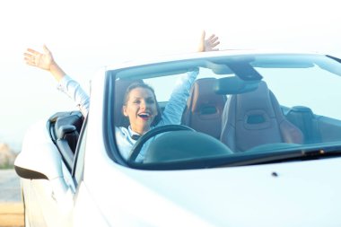 Cabriolet tezahürat içinde mutlu özgür kadın kaldırdı Kollarını açarak neşeli