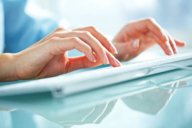 Klavyede yazarak işçisi kadın ofis