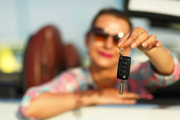 Žena sedí v kabrioletem s klíči v ruce — Stock fotografie