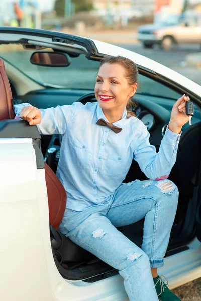 Mulher sentada em um carro conversível com as chaves na mão — Fotografia de Stock