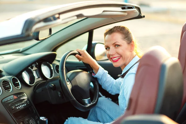 Mulher sentada em um carro conversível - conceito de compra de um ca usado — Fotografia de Stock