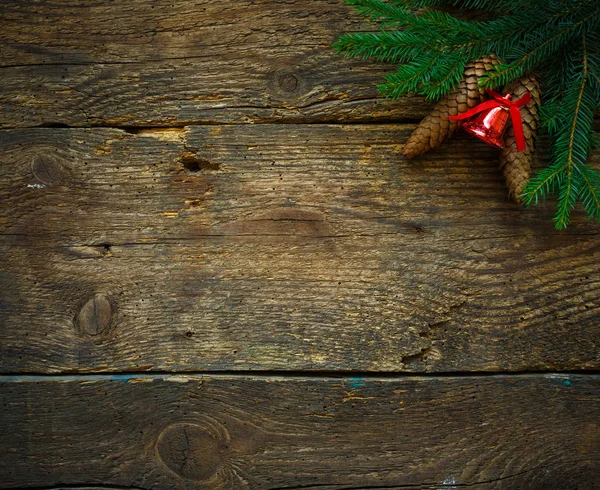 Noel ağacı dalları ile koni ve Noel süsleri — Stok fotoğraf