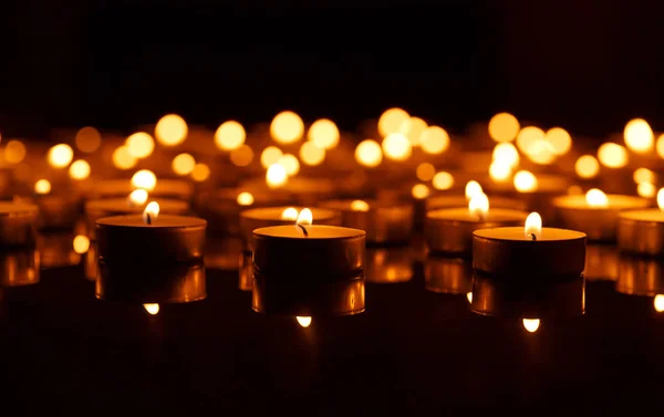 Κάψιμο των κεριών με ρηχό βάθος πεδίου — Φωτογραφία Αρχείου