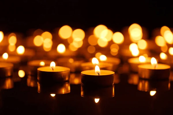 Queimando velas com profundidade rasa de campo — Fotografia de Stock