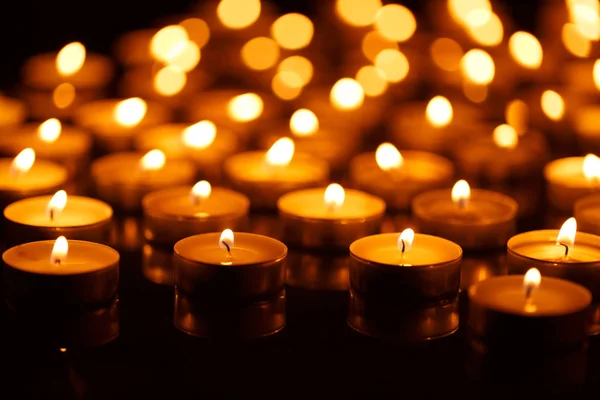 Brennende Kerzen mit geringer Schärfentiefe — Stockfoto