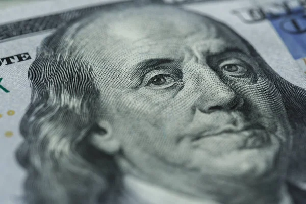 本杰明 · 富兰克林的肖像上一百美元的钞票 — 图库照片