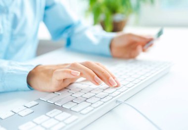 Bilgisayar ve kredi kartı kullanarak eller